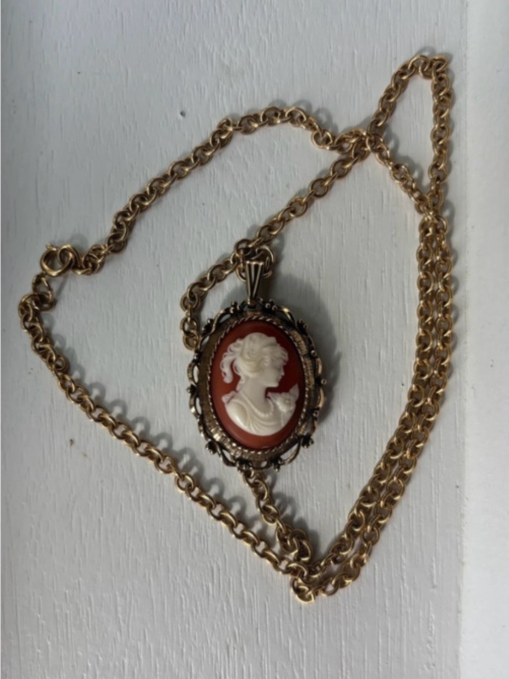1970 Gold-Tone Cameo Pendant Necklace